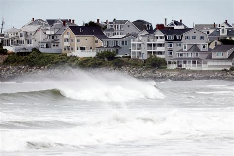 Atlantic storm Lee brings fierce winds, surf to Canada and New England; 1 man killed in Maine